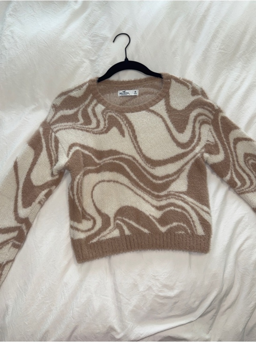 NWOT Hollister Tan and Cream Swirl Fuzzy Cropped Sweater- Women’s